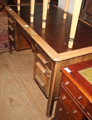 A 1920s oak desk(-)